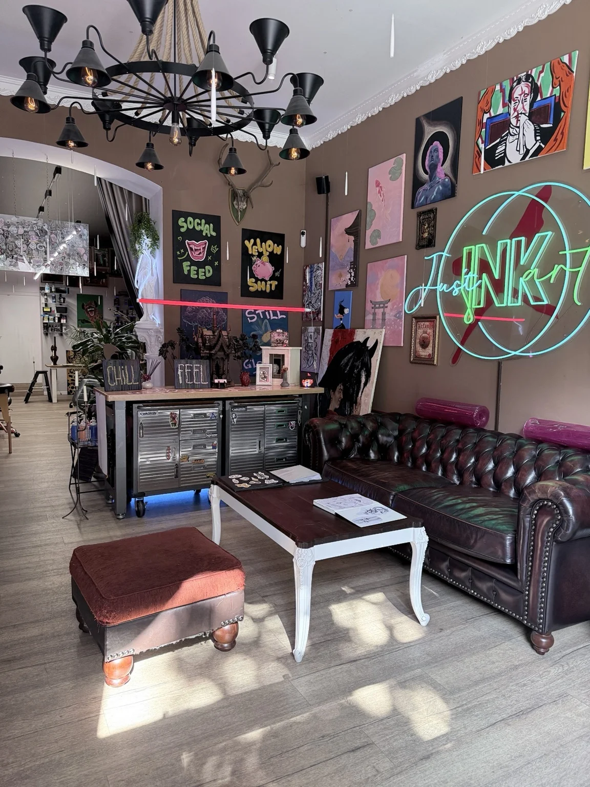 Innenraum des Tattoo-Studios Just Ink Art Gallery