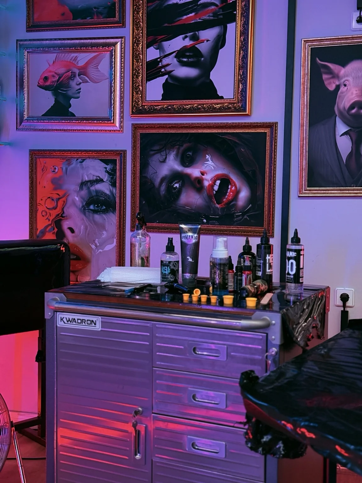 Kunst und Neonlicht in der Just Ink Art Gallery