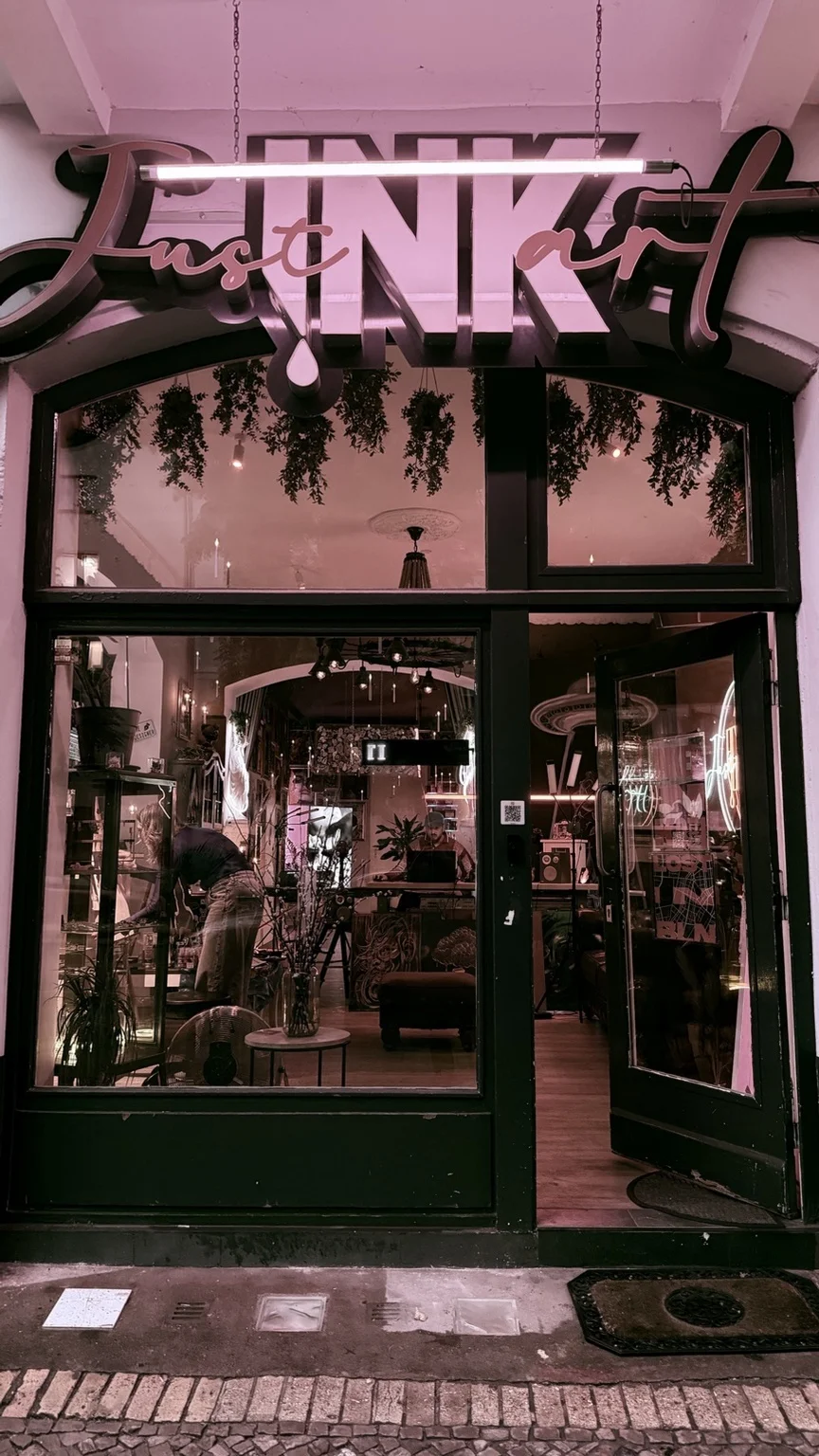 Eingang der Just Ink Art Gallery in Kreuzberg, Berlin